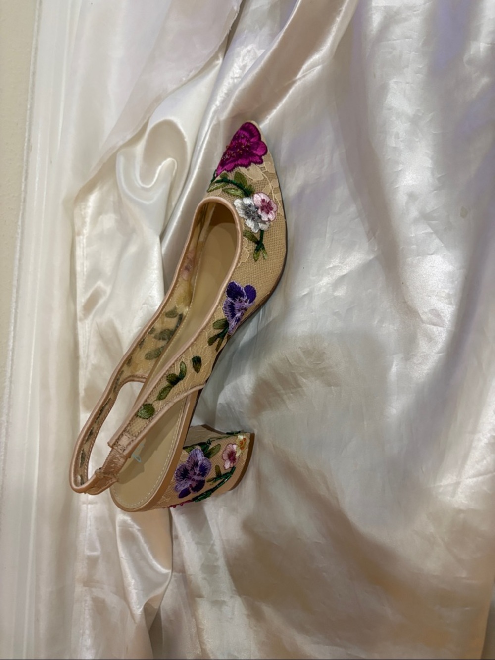 Betsey Johnson Beige Slingback Pumps with Magenta Floral Embroidery NWOT - Picture 4 of 8